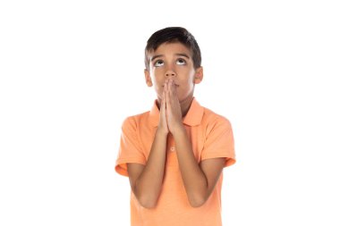 Küçük Latin çocuk beyaz bir arka planda yalnız dua ediyor. 