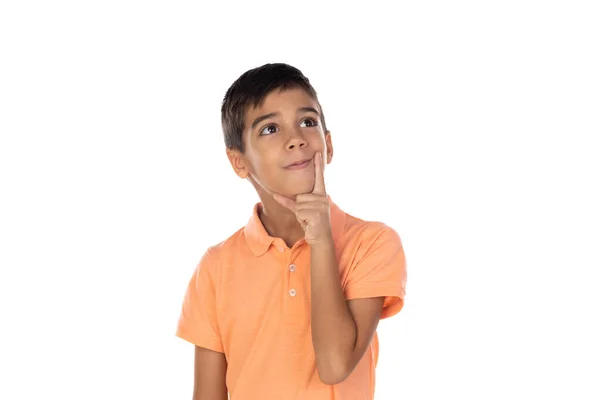 Criança Pequena Pensativa Com Camiseta Laranja Isolada Fundo Branco — Fotografia de Stock