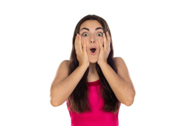 Beyaz arka planda pembe bluz giyen bir kadın heyecanlı.