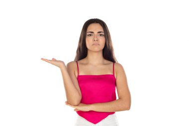 Çekici, güzel, şık, esmer, modaya uygun bir kadının beyaz arka planda izole edilmiş, boş bir yeri işaret eden portresi.