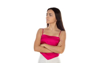 Beyaz bir arka planda pembe bluz giyen tatlı üzgün bir kız.