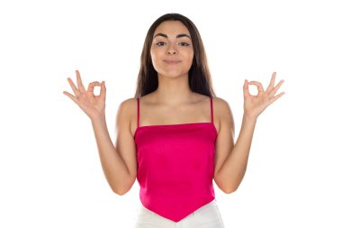 Mutlu gülümseyen genç kız yoga egzersizi yapıyor, meditasyon yapıyor, nefes alıyor, stres atıyor, sakin, sağlıklı, genç bir bayan kameraya bakıyor, Mudra jesti yapıyor, stüdyo arka planında izole edilmiş. 