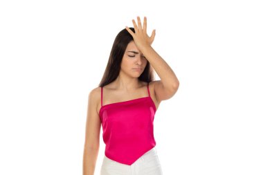 Pembe bluz giyen ve baş ağrısı çeken sevimli genç kız beyaz bir arka planda izole edilmiş.