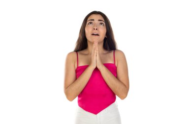 Gülümseyen esmer kız beyaz stüdyo arka planında izole edilmiş dua etmeye devam et.. 
