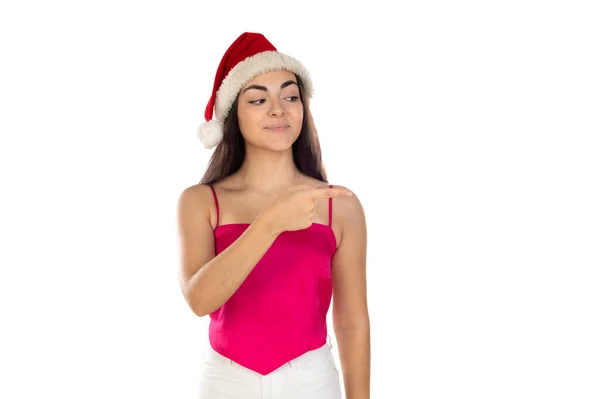 漂亮的黑发女孩 戴着白色背景的圣爪帽 有复制的空间 有时间买圣诞礼物和新年礼物 打折销售 — 图库照片