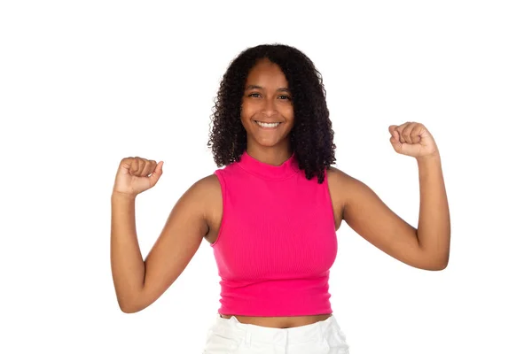 白い背景にピンクのTシャツを着たアフロヘアスタイルの10代の女の子は 腕を上げて目を開けて成功したことに驚いて驚いて驚いています 勝者のコンセプト — ストック写真