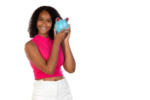 身穿粉色衣服的年轻的非洲裔美国女学生 将猪隔离在白色墙壁的背景图片上 为她的未来存钱 — 图库照片