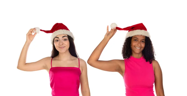 Zwei Fröhlich Lächelnde Mädchen Mit Weihnachtsmützen Blicken Vereinzelt Die Kamera — Stockfoto