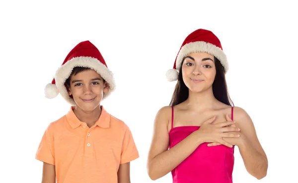 幸せな笑顔子供と美しいですティーン女の子でクリスマス帽子見ますカメラ孤立した上に白の背景 — ストック写真