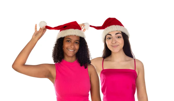 Zwei Fröhlich Lächelnde Mädchen Mit Weihnachtsmützen Blicken Vereinzelt Die Kamera — Stockfoto