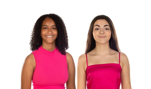 写真は正笑顔満足若いです多民族の女の子友人ポーズでピンクの服隔離された白い壁の背景 — ストック写真