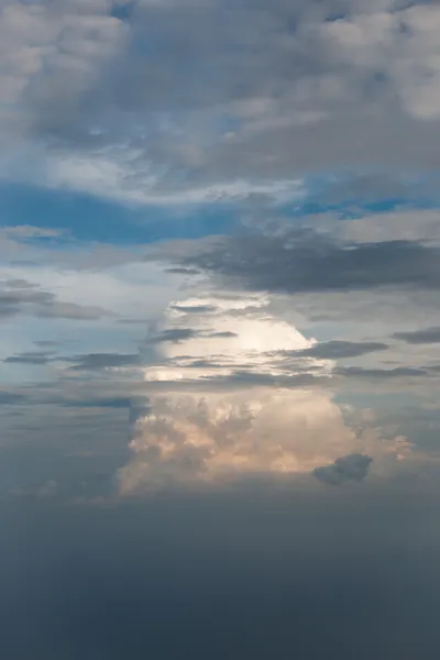 Dome-liknande moln på himlen — Stockfoto