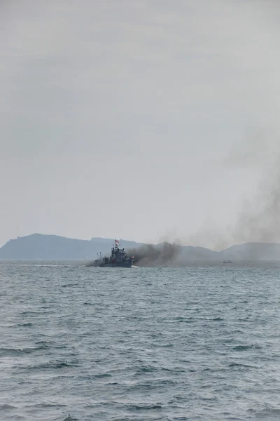 Barco militar contaminando el aire —  Fotos de Stock