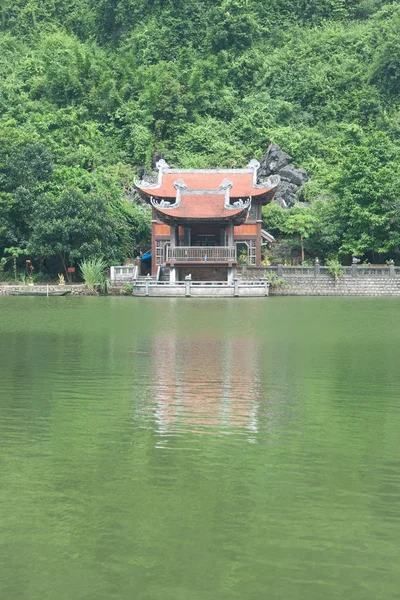 Pagoda bir Nehri üzerinde — Stok fotoğraf