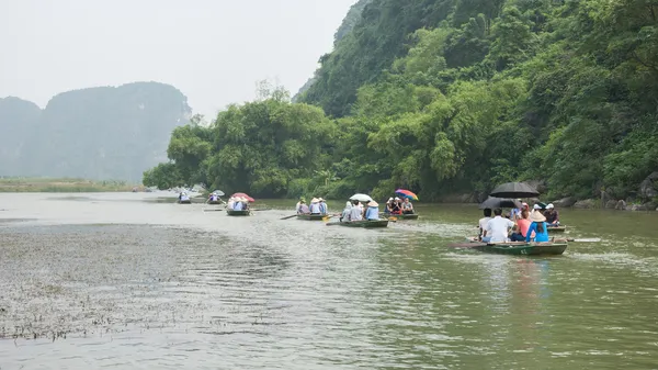 小船与游客在宁平 — 图库照片