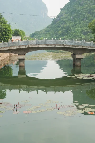 ニンビンの川を渡る橋します。 — ストック写真