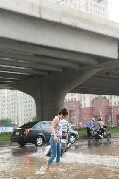 Una chica cruzando Pham Hung Road —  Fotos de Stock