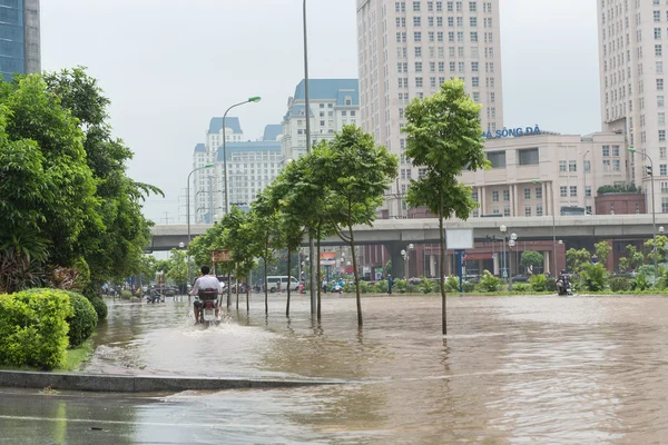 Passeios de moto em pavimento inundado — Fotografia de Stock