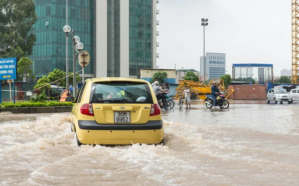 Taxi luchando a través del diluvio —  Fotos de Stock