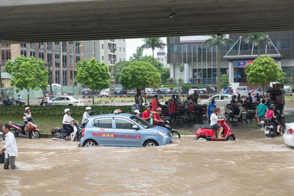 Táxi em pé na estrada inundada Imagens Royalty-Free