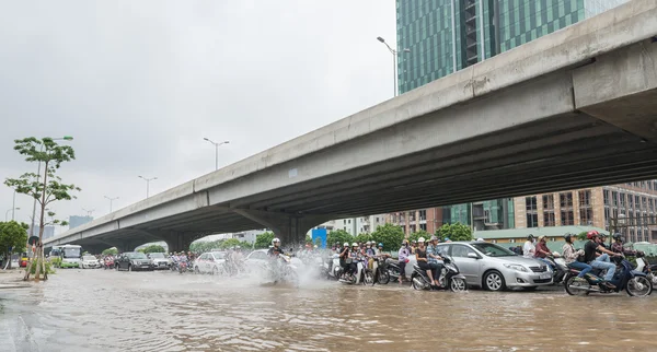 バイク道で水しぶきを引き起こしています。 — ストック写真