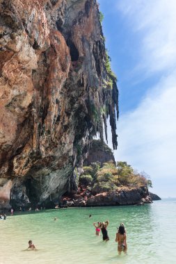 phra nang mağarada fotoğraf çekmek insanlar