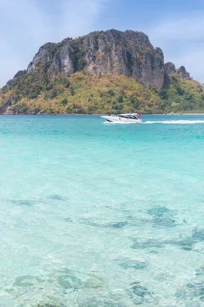 Výběžku a člunem poblíž vana island — Stock fotografie