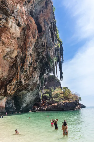 Люди фотографируют в пещере Пхра Нанг — стоковое фото