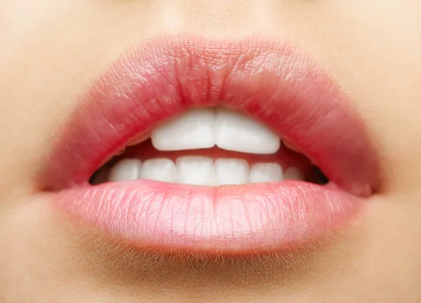 Hermosos labios naturales — Foto de Stock