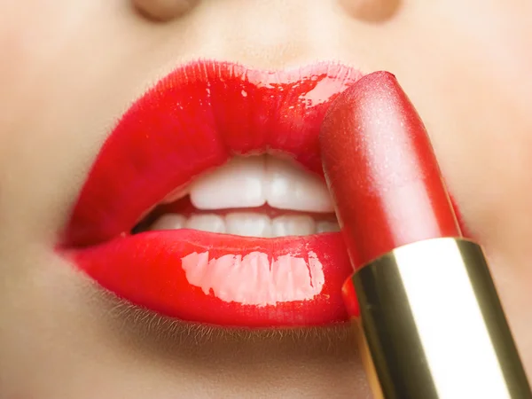 Belle labbra rosse e rossetto rosso — Foto Stock