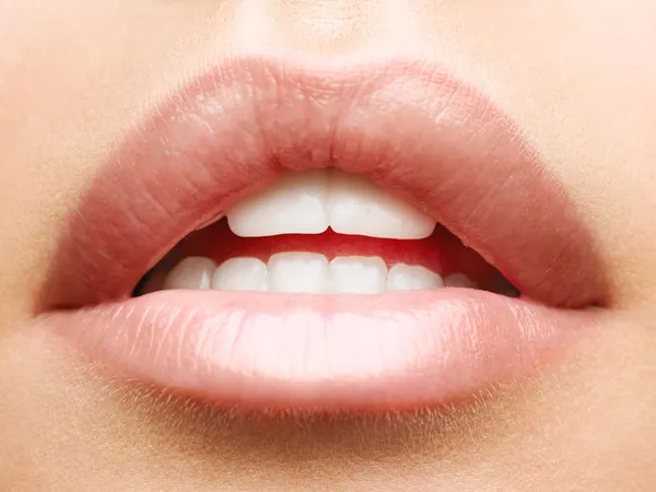 Hermosos labios naturales —  Fotos de Stock