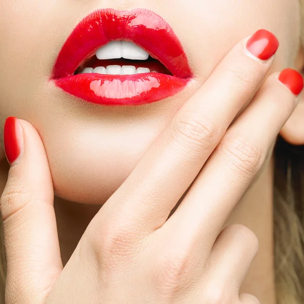 Lábios vermelhos bonitas — Fotografia de Stock