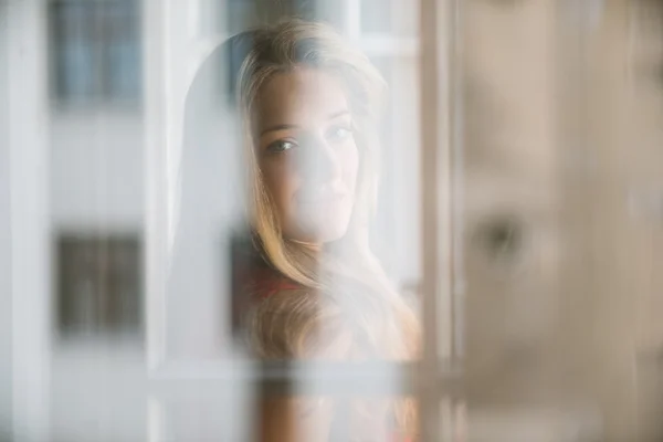 Retrato de mujer hermosa joven — Foto de Stock