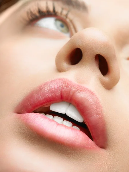 Hermosos labios naturales —  Fotos de Stock