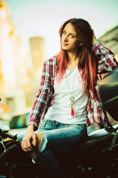 Jovem mulher bonita na motocicleta — Fotografia de Stock