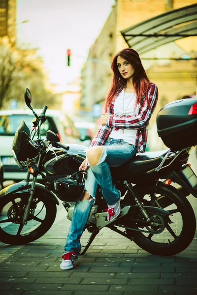 Jeune belle femme sur moto — Photo