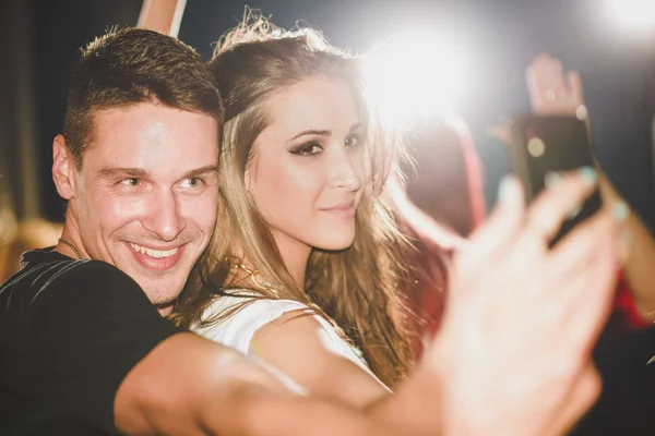 Pessoas de festa tirando selfie — Fotografia de Stock