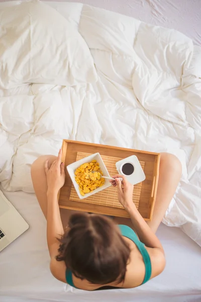 Comer café da manhã na cama — Fotografia de Stock