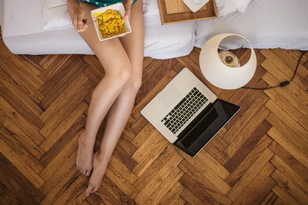 Comer café da manhã na cama — Fotografia de Stock