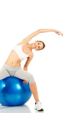 fitness Pilates topu üzerinde uzanan kadın