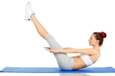 genç kadın mindere egzersiz