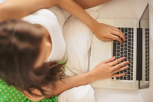 Typing on the laptop in bed — Stock Photo, Image