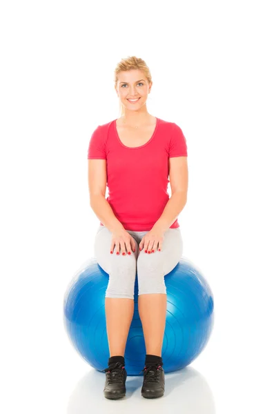 Fitness-Frau sitzt auf Pilates-Ball — Stockfoto