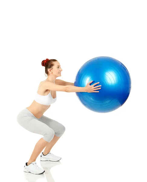 Dziewczynka fitness pracuje z pilates ball — Stockfoto