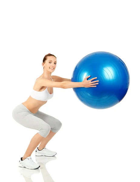 Dziewczynka fitness pracuje z pilates ball — Stockfoto