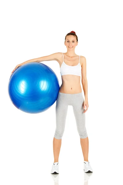 Fitness ragazza in possesso di pilates palla — Foto Stock