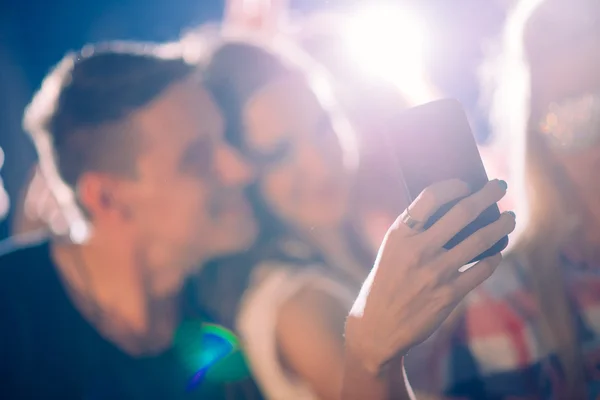 Pessoas de festa tirando selfie — Fotografia de Stock