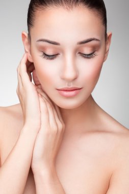 Genç ve güzel bir kadının portresi