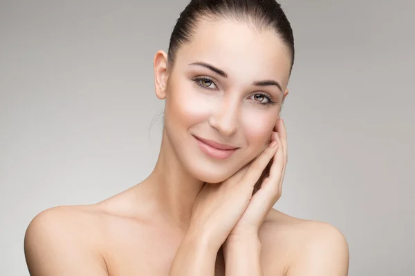 Portrait of young beautiful woman — Stock Photo, Image