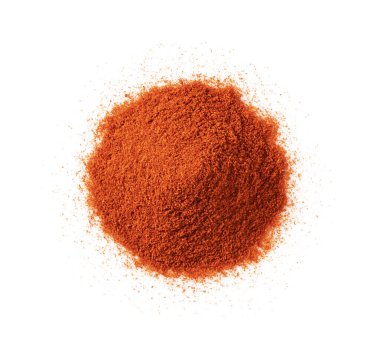 Beyaz arka planda kırmızı biber tozu var. Kırmızı biber, kırmızı biber tozu. Doğrudan yukarıdan görüntüle.